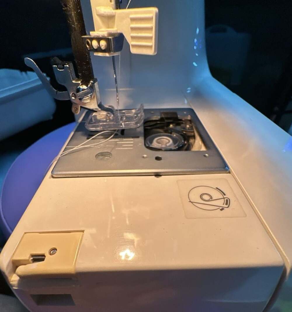 Singer 2639 Sewing Machine - Picture 3 of 7